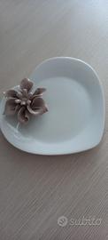 Piattino di ceramica con fiore