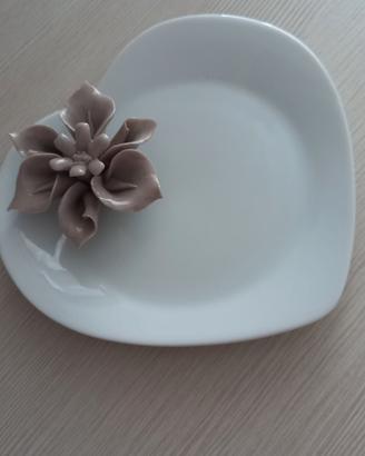Piattino di ceramica con fiore