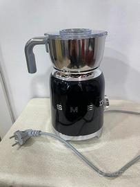 Monta latte Smeg Nero