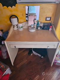 scrivania in legno 