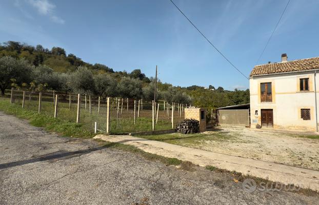 Casa rurale e terreno