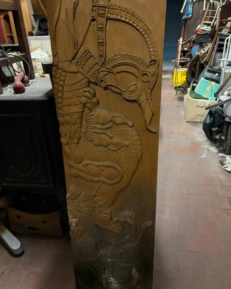 Pannello in legno intagliato a rilievo
