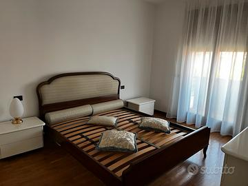 Letto matrimoniale e rete con doghe in legno
