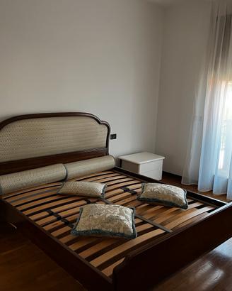 Letto matrimoniale e rete con doghe in legno