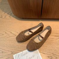 Elegante e alla moda, scarpe basse inclinate, esti