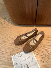 Elegante e alla moda, scarpe basse inclinate, esti