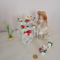 Bambolina fioraia con carretto di fiori miniatura