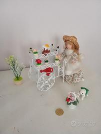 Bambolina fioraia con carretto di fiori miniatura