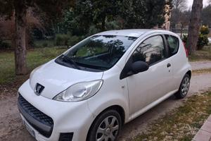 Peugeot 107 CON SOLI  km 76800 € 4000,00