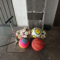 5 palloni di cuoio da calcio e uno di basket.