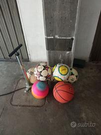 5 palloni di cuoio da calcio e uno di basket.
