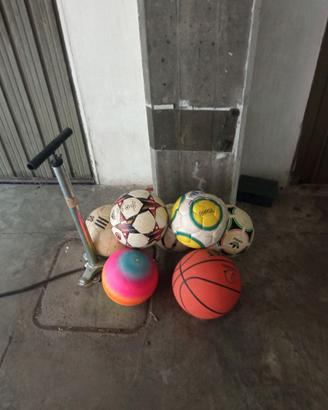 5 palloni di cuoio da calcio e uno di basket.