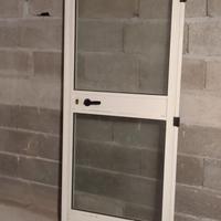porta in alluminio con vetro antisfondamento 