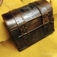 Scrigno in cuoio fatto a mano (antico)