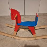 Cavallo a dondolo in legno
