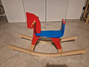 Cavallo a dondolo in legno