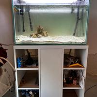 Acquario marino completo di mobile bianco.