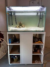 Acquario marino completo di mobile bianco.