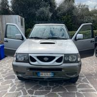 Nissan Terrano 2 con gancio traino