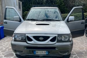 Nissan Terrano 2 con gancio traino