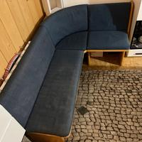 Panca ad angolo in legno con cuscini imbottiti