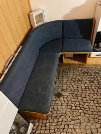 Panca ad angolo in legno con cuscini imbottiti