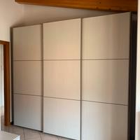 Armadio moderno con ante scorrevoli