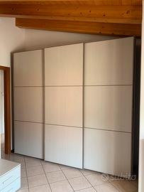 Armadio moderno con ante scorrevoli