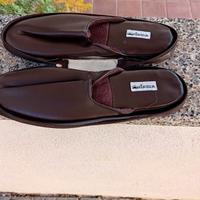 CIABATTE DA CAMERA CON SUO CONTENITORE