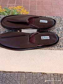 CIABATTE DA CAMERA CON SUO CONTENITORE