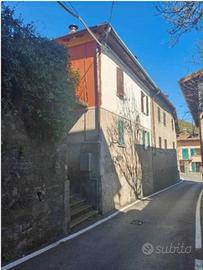 Immobile in asta di 226 m² con più di 5 locali a A