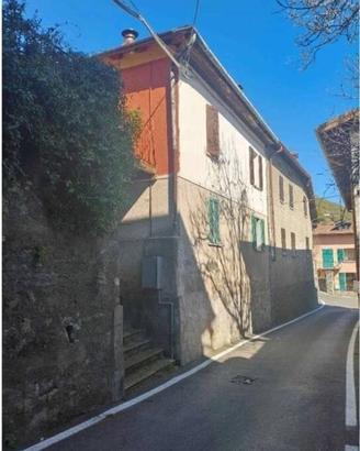 Immobile in asta di 226 m² con più di 5 locali a A