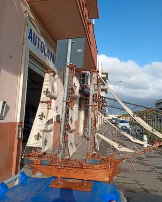 barca a vela in legno 