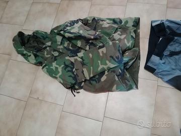 Giubbotto e pantaloni per pesca canne da pesca
