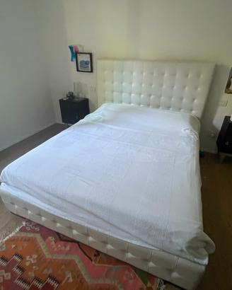 Letto matrimoniale con cassettone