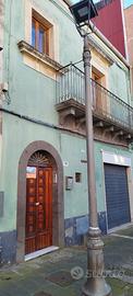 Casa su tre livelli (T-1-2) più bottega/garage Buc