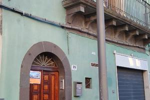 Casa su tre livelli (T-1-2) più bottega/garage Buc