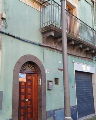 Casa su tre livelli (T-1-2) più bottega/garage Buc
