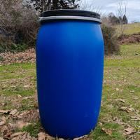 Due Bidoni di plastica