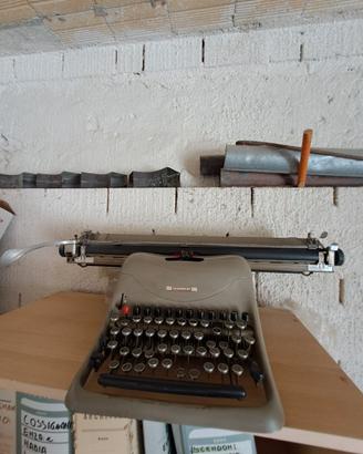 Macchina da scrivere LEXIKON 80 carrello lungo