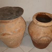 Antiche giare in terracotta