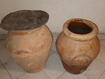 Antiche giare in terracotta