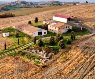2 ettari di terra con capannone e fienile