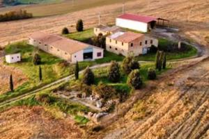 2 ettari di terra con capannone e fienile