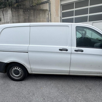 Furgoni 2 Vito Mercedes e 2 Movano Opel