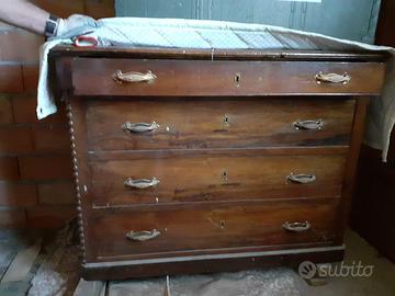 Comò a quattro cassetti