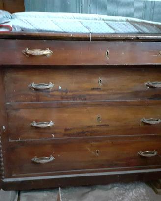 Comò a quattro cassetti