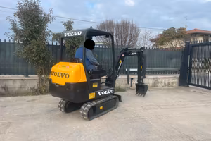E232 - Mini escavatore 15 q.li Volvo EC15