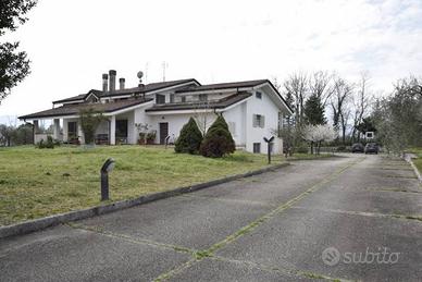 Villa di 500 m² con più di 5 locali e box auto dop
