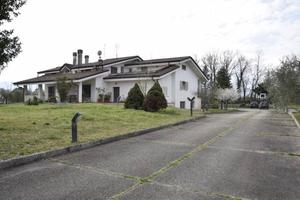 Villa di 500 m² con più di 5 locali e box auto dop